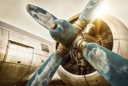 Propeller van een oud vliegtuig_105657728_ds